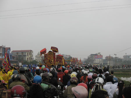 Đặc biệt khi đoàn rước đi qua thì cảnh ùn tắc lại càng nghiêm trọng.