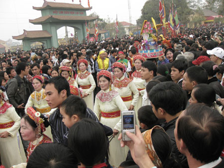 Vây quanh đoàn rước.