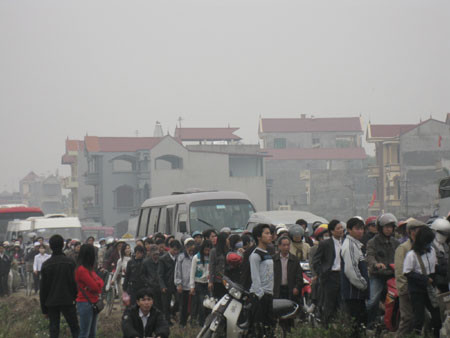 Dòng người ùn ùn đổ về hàng năm thường xuyên gây ra cảnh tắc nghẽn giao thông tới hàng km trên tuyến đường dẫn vào hội Lim.