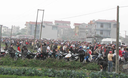 Bất lực trước cảnh tắc đường nghiêm trọng, nhiều người đã chọn giải pháp đỗ xe vào những khu đất trống cạnh đường để chờ đợi.