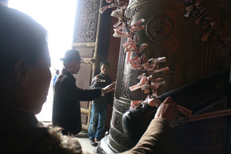Nhiều người dân thiếu ý thức nhét cả tiền lẻ vào dây treo chuông đồng tại chùa Bái Đính (Ninh Bình). Nhiều người dân thiếu ý thức nhét cả tiền lẻ vào dây treo chuông đồng tại chùa Bái Đính (Ninh Bình).