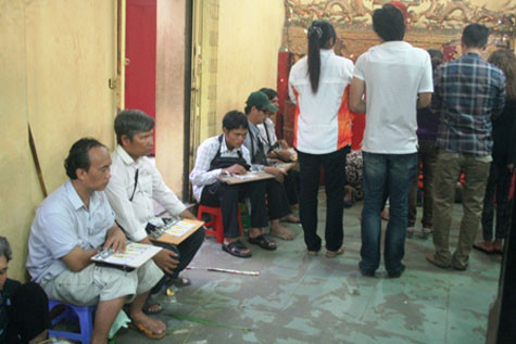 Vé số ngập tràn trong khu chính điện chùa Bà Thiên Hậu. Vé số ngập tràn trong khu chính điện chùa Bà Thiên Hậu.