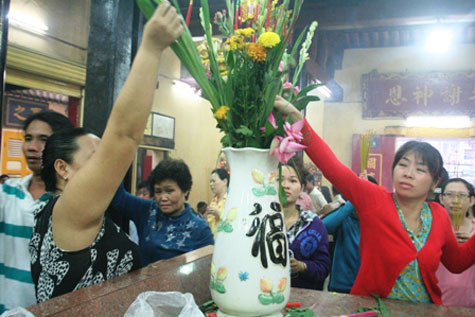 Tranh nhau cướp lộc ở chùa Bà Thiên Ấn (Bình Dương). Tranh nhau cướp lộc ở chùa Bà Thiên Ấn (Bình Dương).