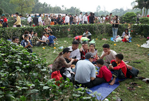 Nhiều người thiếu ý thức ăn uống bừa bãi trong khu vực đền Hùng năm 2011. Nhiều người thiếu ý thức ăn uống bừa bãi trong khu vực đền Hùng năm 2011.