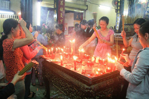 Tranh nhau đốt nến, hương trong khu điện thờ Tranh nhau đốt nến, hương trong khu điện thờ