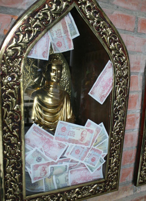 Tiền lẻ ngập trong ô tượng Phật ở chùa Bái Đính Tiền lẻ ngập trong ô tượng Phật ở chùa Bái Đính