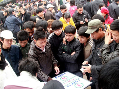 Cờ bạc công khai ở hội Lim (Bắc Ninh). Cờ bạc công khai ở hội Lim (Bắc Ninh).
