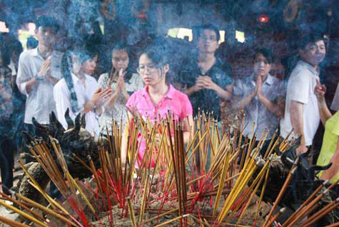 Không ít bạn trẻ thiếu ý thức vẫn đua nhau thắp hương ở văn miếu Quốc tử giám.