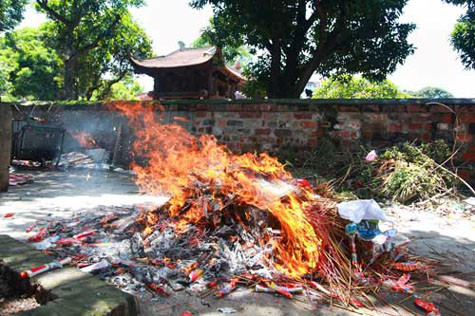 Hóa vàng hương ngay trong sân văn miếu Quốc tử giám.