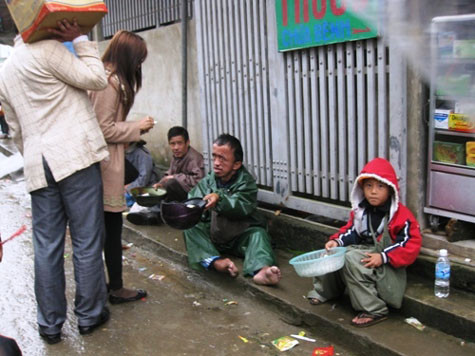 Ăn mày vẫn luôn là vấn đề nhức nhối của các lễ hội.