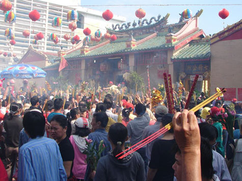 Chen nhau đi lễ và trên tay ai cũng có những nén hương để cố vào chùa Bà ở Bình Dương thắp cầu may.