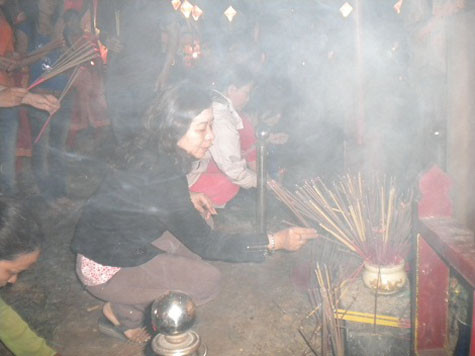 Ai cũng muốn cố cắm một nén hương.