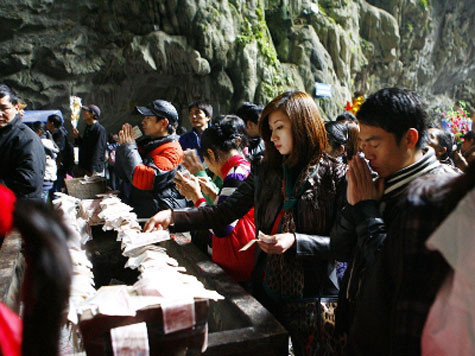 Và ở chùa Hương.