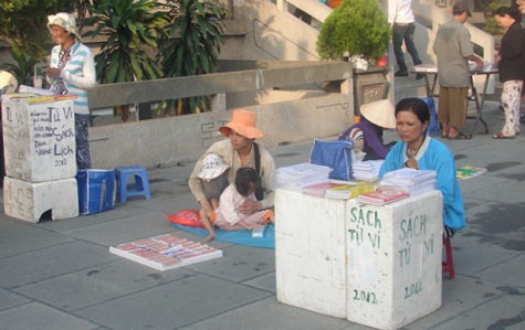 Sách tử vi bói toán xuất hiện tràn lan trong chùa Vĩnh Nghiêm.