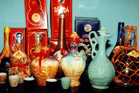 Từ xưa rượu Bàu Ðá (Bình Định) trở thành một thứ “ngự tửu” được dùng để tiến vua, là loại rượu thường được dùng trong các buổi yến tiệc của vua chúa