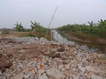 Ngôi nhà của ông Vươn chỉ còn là đống gạch vụn.