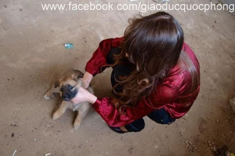 "Hot girl" đã dùng hai tay siết cổ chú chó con này cho tới chết (Ảnh từ facebook Giáo Dục Quốc Phòng Việt Nam). "Hot girl" đã dùng hai tay siết cổ chú chó con này cho tới chết (Ảnh từ facebook Giáo Dục Quốc Phòng Việt Nam).