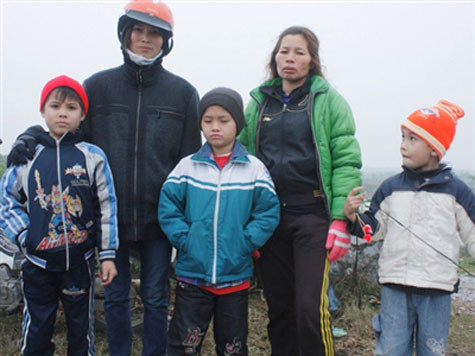 Người nhà ông Vươn kỳ vọng vào phiên họp của Thủ tướng chủ trì. Người nhà ông Vươn kỳ vọng vào phiên họp của Thủ tướng chủ trì.