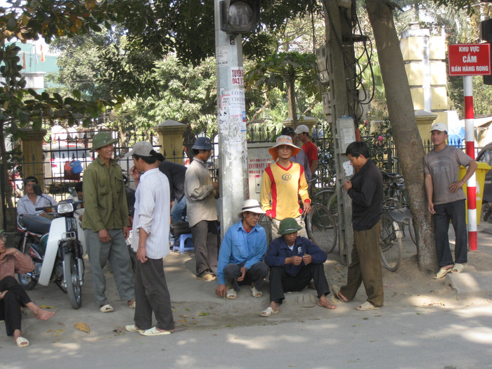 Dù ít việc nhưng những người lao động này vẫn cố bám trụ lại để mong kiếm lấy một chút tiền để về lo Tết cho gia đình. Dù ít việc nhưng những người lao động này vẫn cố bám trụ lại để mong kiếm lấy một chút tiền để về lo Tết cho gia đình.