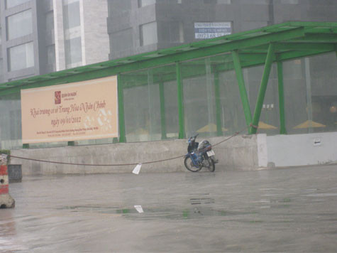 Theo một bảo vệ ở đây cho biết, việc lập "hàng rào" dây thừng này được thực hiện nay từ khi đưa các tòa nhà vào sử dụng và mục đích của nó nhăm ngăn không cho các phương tiện vào và đỗ trong khu vực sân cụm chung cư. Theo một bảo vệ ở đây cho biết, việc lập "hàng rào" dây thừng này được thực hiện nay từ khi đưa các tòa nhà vào sử dụng và mục đích của nó nhăm ngăn không cho các phương tiện vào và đỗ trong khu vực sân cụm chung cư.