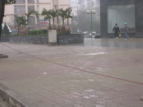 Và thậm chí, theo một hộ dân sống tại tòa nhà 29T1 kể, cách đây khoảng vài tháng, vào một buổi tối, do không để ý nên mẹ anh đã bị vướng vào "hàng rào" dây thừng và bị ngã. Và thậm chí, theo một hộ dân sống tại tòa nhà 29T1 kể, cách đây khoảng vài tháng, vào một buổi tối, do không để ý nên mẹ anh đã bị vướng vào "hàng rào" dây thừng và bị ngã.