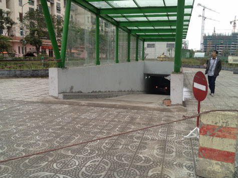 "Hàng rào" dây thừng trước hầm xuống gửi xe. "Hàng rào" dây thừng trước hầm xuống gửi xe.