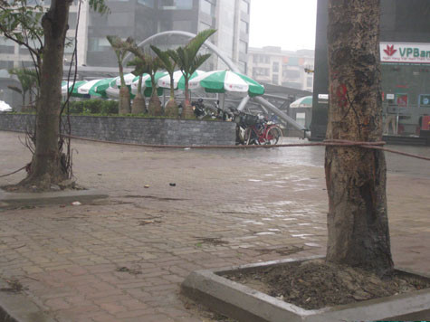 Theo người bảo vệ, việc lập "hàng rào" dây thừng để tránh việc người dân đi và đỗ xe trên sân cụm chung cư nhưng trên thực tế tại khu vực ngân hàng VP Bank ở tòa nhà 29T1 lại có một bãi xe hoạt động ngay trên sân. Theo người bảo vệ, việc lập "hàng rào" dây thừng để tránh việc người dân đi và đỗ xe trên sân cụm chung cư nhưng trên thực tế tại khu vực ngân hàng VP Bank ở tòa nhà 29T1 lại có một bãi xe hoạt động ngay trên sân.