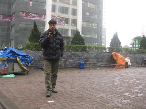 "Hàng rào" dây thừng cao đến ngang hông một người lớn. "Hàng rào" dây thừng cao đến ngang hông một người lớn.