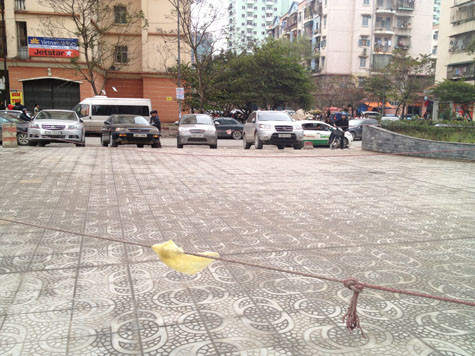 Những chiếc dây thừng "trói" xung quanh chung cư N05 dường như tạo thành một "hàng rào" ngăn cách với bên ngoài. Những chiếc dây thừng "trói" xung quanh chung cư N05 dường như tạo thành một "hàng rào" ngăn cách với bên ngoài.