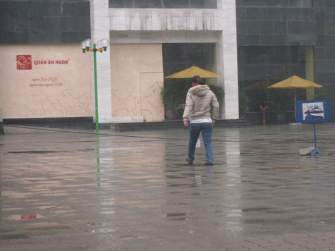 Mặc dù được giải thích là để cấm các phương tiện vào, đỗ ở khu vực sân chung cư nhưng "hàng rào" dây thừng này lại gây ra sự mất mỹ quan của cụm chung cư và bất tiện trong quá trình đi lại của người dân tại đây. Mặc dù được giải thích là để cấm các phương tiện vào, đỗ ở khu vực sân chung cư nhưng "hàng rào" dây thừng này lại gây ra sự mất mỹ quan của cụm chung cư và bất tiện trong quá trình đi lại của người dân tại đây.