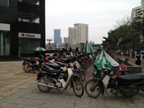 Bãi giữ xe của chi nhánh ngân hàng VP Bank nằm trên sân cụm chung cư. Bãi giữ xe của chi nhánh ngân hàng VP Bank nằm trên sân cụm chung cư.