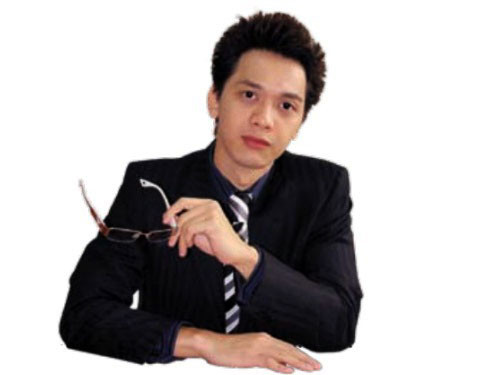 Ông Trần Hùng Huy, 34 tuổi, tân Chủ tịch HĐQT ACB vừa được bầu ngày 19/9/2012) Ông Trần Hùng Huy - con trai nguyên Chủ tịch HĐQT ACB Trần Mộng Hùng, là thành viên trẻ nhất trong HĐQT. Tân Chủ tịch ACB tốt nghiệp Thạc sĩ chuyên ngành quản trị kinh doanh tại Đại học Chapman, Hoa Kỳ, năm 2002, tốt nghiệp Tiến sĩ kinh tế tại Đại học Golden Gate, Hoa Kỳ năm 2011. Nhà lãnh đạo ngân hàng 34 tuổi vào HĐQT từ năm 2006 và là Phó tổng giám đốc ACB từ năm 2008. Ông Trần Hùng Huy, 34 tuổi, tân Chủ tịch HĐQT ACB vừa được bầu ngày 19/9/2012) Ông Trần Hùng Huy - con trai nguyên Chủ tịch HĐQT ACB Trần Mộng Hùng, là thành viên trẻ nhất trong HĐQT. Tân Chủ tịch ACB tốt nghiệp Thạc sĩ chuyên ngành quản trị kinh doanh tại Đại học Chapman, Hoa Kỳ, năm 2002, tốt nghiệp Tiến sĩ kinh tế tại Đại học Golden Gate, Hoa Kỳ năm 2011. Nhà lãnh đạo ngân hàng 34 tuổi vào HĐQT từ năm 2006 và là Phó tổng giám đốc ACB từ năm 2008.