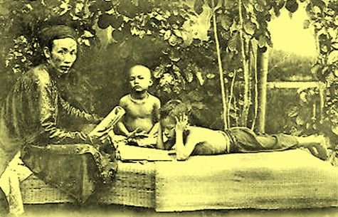 Hai cậu học trò nhỏ cùng thầy đồ ở ngoại thành Hà Nội.