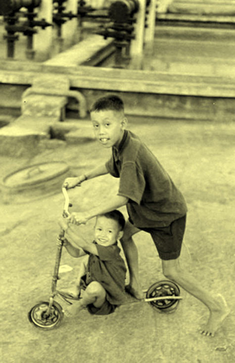 Hai anh em cùng chơi trên phố.