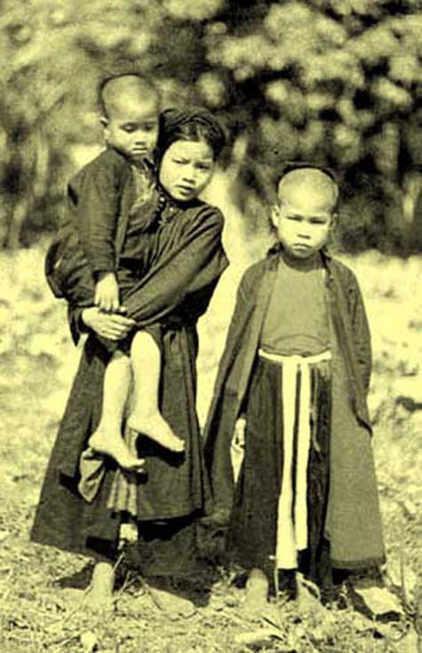 Ba chị em con của một gia đình thường dân ở Hà Nội.