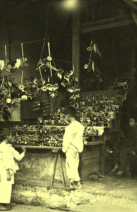 Những đứa trẻ ở nội thành Hà Nội đi mua những món đồ chơi cho Trung thu.