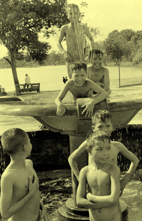 Những "đứa trẻ" Hà Nội xưa cùng nhau tắm ở một vòi nước công cộng