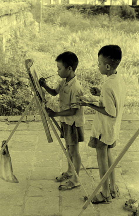 Hai "cậu bé" đang cùng nhau tập vẽ.