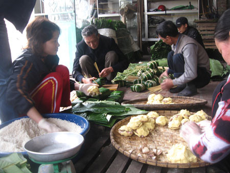 Mỗi ngày một cơ sở ở Tranh Khúc ra lò 3.000 – 4.000 chiếc bánh