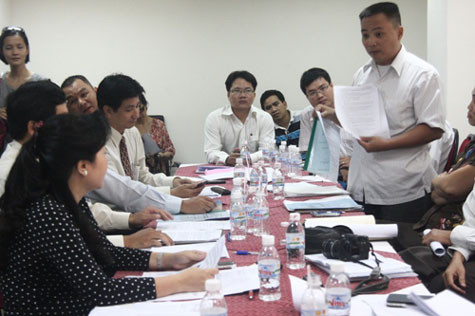 Tuy nhiên, năm 2011, công ty Quốc Cường Gia Lai của bà Loan cũng bị cư dân cư dân chung cư cao cấp Quốc Cường Gia Lai 1 (Trần Xuân Soạn, Q.7, TP.HCM) nộp đơn kiện đòi lãi do chậm bàn giao căn hộ tại dư án này. Tuy nhiên, năm 2011, công ty Quốc Cường Gia Lai của bà Loan cũng bị cư dân cư dân chung cư cao cấp Quốc Cường Gia Lai 1 (Trần Xuân Soạn, Q.7, TP.HCM) nộp đơn kiện đòi lãi do chậm bàn giao căn hộ tại dư án này.