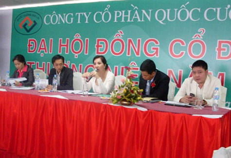 Bà Nguyễn Thị Như Loan (cầm micro) được biết đến là một nữ "đại gia" "say" đất. Trả lời trên báo chí, bà từng cho rằng: "Làm ngành bất động sản mà không đặt ra nhiều phương án thì không bao giờ thành công". Bà Nguyễn Thị Như Loan (cầm micro) được biết đến là một nữ "đại gia" "say" đất. Trả lời trên báo chí, bà từng cho rằng: "Làm ngành bất động sản mà không đặt ra nhiều phương án thì không bao giờ thành công".