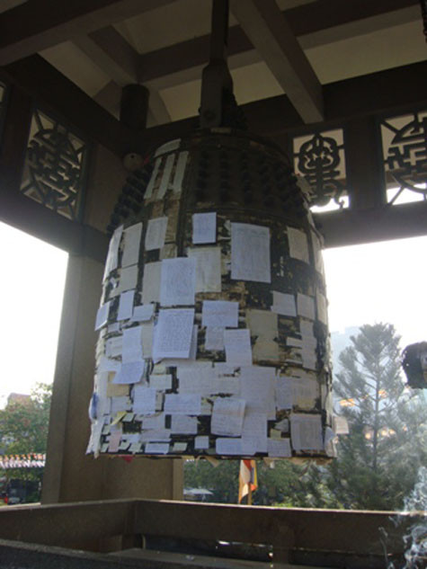 Giấy phủ kín chuông chùa. Giấy phủ kín chuông chùa.