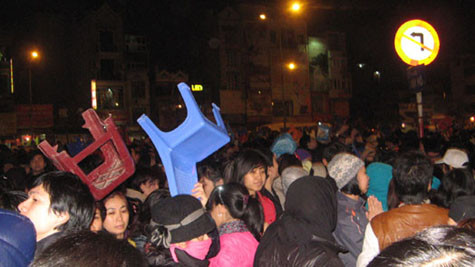 Cảnh chen lấn, xô đẩy nhau trong buổi lễ cầu an tại tổ đình Phúc Khánh (Hà Nội) đã gây ra tình trạng ùn ứ giao thông nghiêm trọng. Cảnh chen lấn, xô đẩy nhau trong buổi lễ cầu an tại tổ đình Phúc Khánh (Hà Nội) đã gây ra tình trạng ùn ứ giao thông nghiêm trọng.