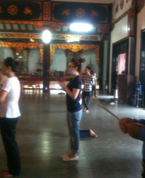 Dù có biển cấm nhưng không ít người vẫn vô tư đi giày, đeo khẩu trang vào chùa. Dù có biển cấm nhưng không ít người vẫn vô tư đi giày, đeo khẩu trang vào chùa.