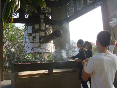 Chuông chùa cũng thành nơi cắm nhang. Chuông chùa cũng thành nơi cắm nhang.