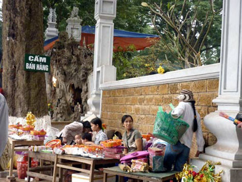 Biển cấm vô tác dụng trước cửa di tích. Biển cấm vô tác dụng trước cửa di tích.