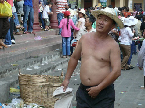 Không những vậy, người đàn ông này còn ngang nhiên cởi trần, đi lại trước cửa khu di tích núi bà Đen (Tây Ninh). Không những vậy, người đàn ông này còn ngang nhiên cởi trần, đi lại trước cửa khu di tích núi bà Đen (Tây Ninh).