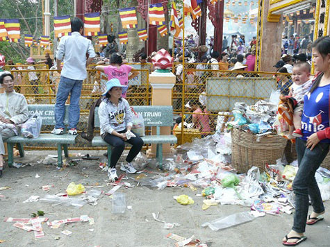 Rác thải bị vứt ngổn ngang. Rác thải bị vứt ngổn ngang.