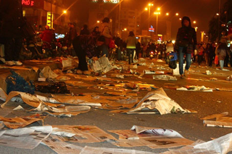 Sau lễ cầu an tại tổ đình Phúc Khánh (Hà Nội) là ngổn ngang rác thải do người đi lễ bỏ lại phía bên ngoài đường cầu vượt Ngã Tư Sở Sau lễ cầu an tại tổ đình Phúc Khánh (Hà Nội) là ngổn ngang rác thải do người đi lễ bỏ lại phía bên ngoài đường cầu vượt Ngã Tư Sở