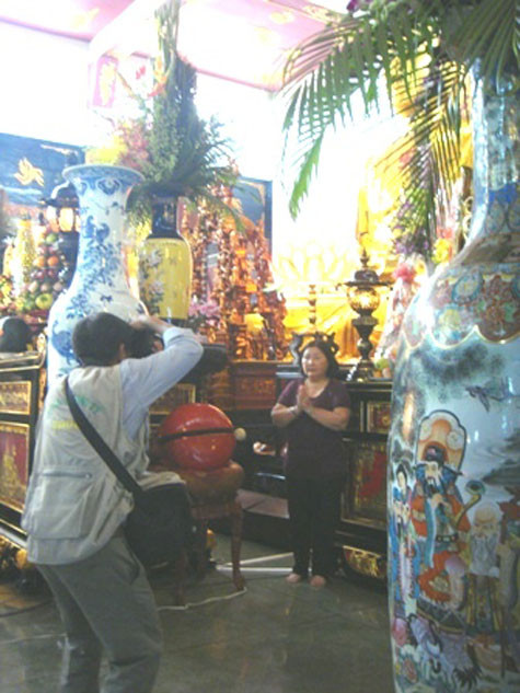 Vô tư chụp ảnh trong chùa. Vô tư chụp ảnh trong chùa.